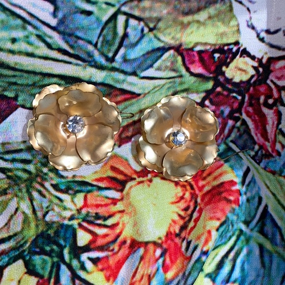 Gold flower earrings - Picture 2 of 6